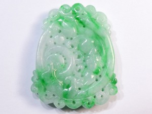 A110 緬甸翡翠纏枝壽桃如意花件 長3.3厘米寬2.67厘米厚0.61厘米A110 緬甸翡翠纏枝壽桃如意花件 長3.3厘米寬2.67厘米厚0.61厘米