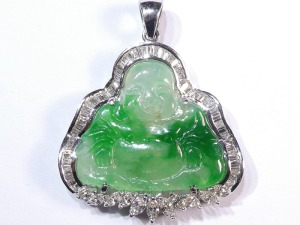 A302 緬甸翡翠彌勒 鑲鑽石18白K金座 彌勒部份長2.2厘米寬2.5厘米厚0.25厘米 連K金座長3.8厘米寬3.06厘米厚0.62厘米