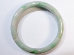 A013 緬甸翡翠玉鐲 外徑6.85厘米內徑5.52厘米高度1.27厘米，17.8圍