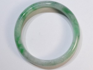 A003 緬甸翡翠玉鐲 外徑6.84厘米內徑5.49厘米高度1.14厘米，18.2圍