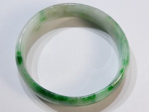 A004 緬甸翡翠蛋形玉鐲 較大外徑5.82厘米較大內徑4.92厘米  較小外徑5.36厘米較小內徑4.52厘米 高度1.38厘米，16圍