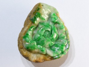 A107 緬甸翡翠原石雕花卉紋花件 長4.35厘米寬3.5厘米厚1.9厘米 重量43g
