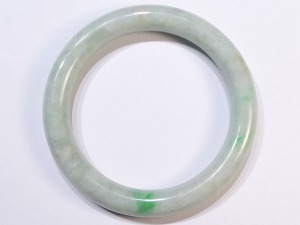 A010 緬甸翡翠玉鐲 外徑7.10厘米內徑5.34厘米高度0.92厘米，17.3圍