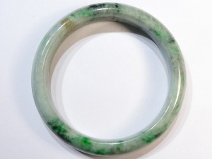 A008 緬甸翡翠玉鐲 外徑6.93厘米內徑5.47厘米高度1.21厘米，18.2圍