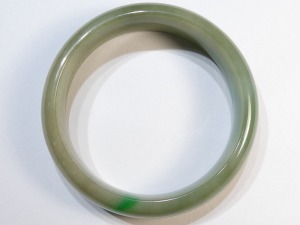 A007 緬甸翡翠玉鐲 外徑6.97厘米內徑5.53厘米高度1.52厘米，18.2圍