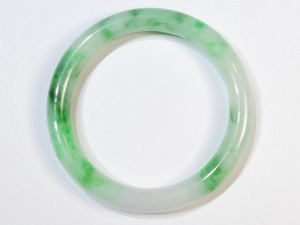 A002 緬甸翡翠玉鐲 外徑7.05厘米內徑5.33厘米高度0.83厘米，18圍