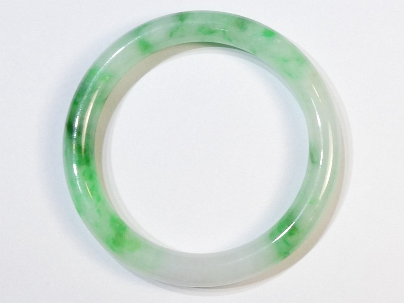 A002 緬甸翡翠玉鐲 外徑7.05厘米內徑5.33厘米高度0.83厘米，18圍