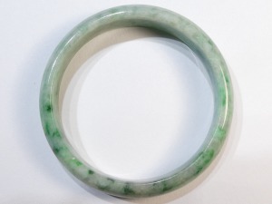 A011 緬甸翡翠玉鐲 外徑7.06厘米內徑5.80厘米高度1.26厘米，18.7圍