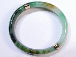 A006 緬甸翡翠蛋形玉鐲 較大外徑6.68厘米較大內徑5.35厘米  較小外徑6.05厘米較小內徑4.80厘米 高度1.15厘米 本件玉鐲有2處裂紋 裂紋處鑲有鑽石及18K金座，17圍