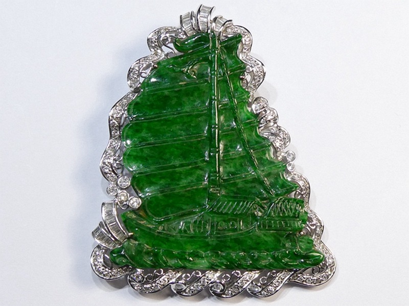 A101 緬甸翡翠一帆風順花件 鑲鑽石18白K金座吊墜胸針兩用花件  翡翠部份長4.9厘米寬4.4厘米厚0.23厘米  翡翠連K金座長6.1厘米寬5.15厘米厚1.1厘米