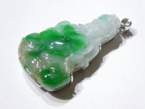 A303 緬甸翡翠觀音 鑲鑽石0.15克拉18白K金座，觀音部份長4.3厘米寬2.6厘米厚0.75厘米，連K金座長4.8厘米寬2.6厘米厚1.05厘米