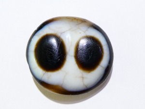 西藏雙眼圓板天珠 圓徑2.34厘米*2.12厘米，厚度0.85厘米-歡迎來店鑑賞