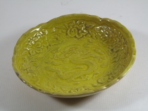 明  嬌黃釉龍紋盤-歡迎來店鑑賞