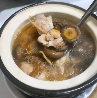 人蔘香菇雞湯完成品