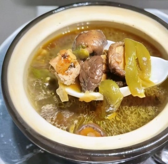 剝皮香菇雞湯