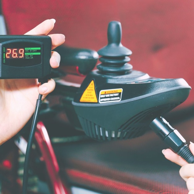 【波菲達】智慧雙槽USB轉換器(電動輔具車用)