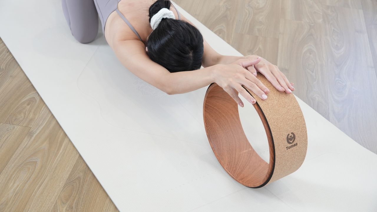 後彎練習卡關？軟木瑜珈輪4功能，在信任中打開胸口、延展脊椎