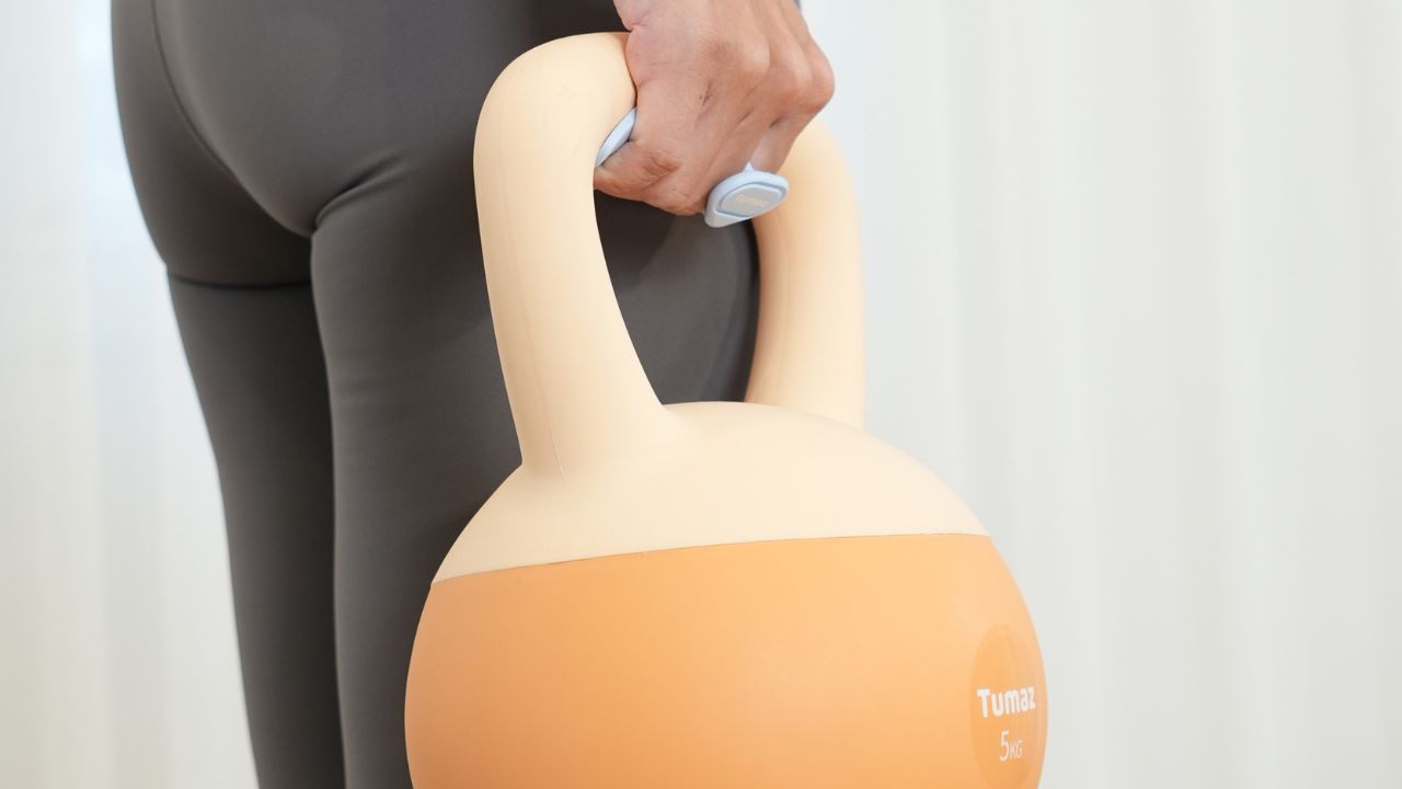 居家重訓怎麼開始？Tumaz月熊推薦彈力帶、壺鈴、藥球全方位鍛鍊！