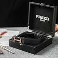 【FREED】金屬拚色英文字母扣商務休閒頭層牛皮自動皮帶_1
