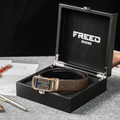 【FREED】金屬拚色英文字母扣商務休閒頭層牛皮自動皮帶_1