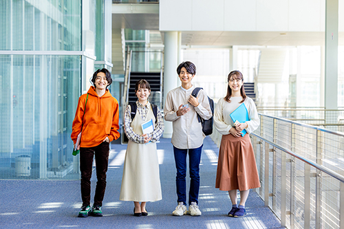 明確知道自己適合的顏色有哪些，其實就不需要把自己限制在無聊的白色穿搭，可以更大膽地去嘗試真正適合自己的風格