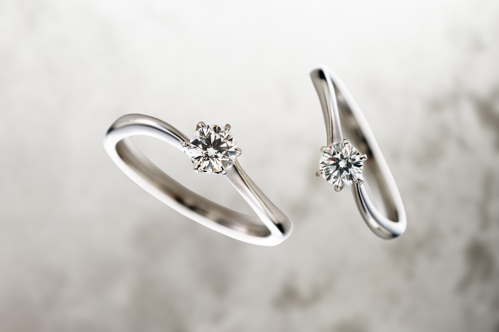 款式設計則可以選擇偏向曲線型的，將能夠在視覺上增加手指長度的延伸效果。