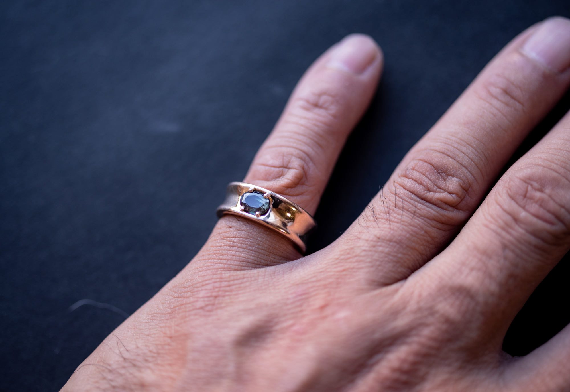 大膽選擇戒圍比較寬的戒指款式，既可以凸顯手指的氣勢，也能修飾指形