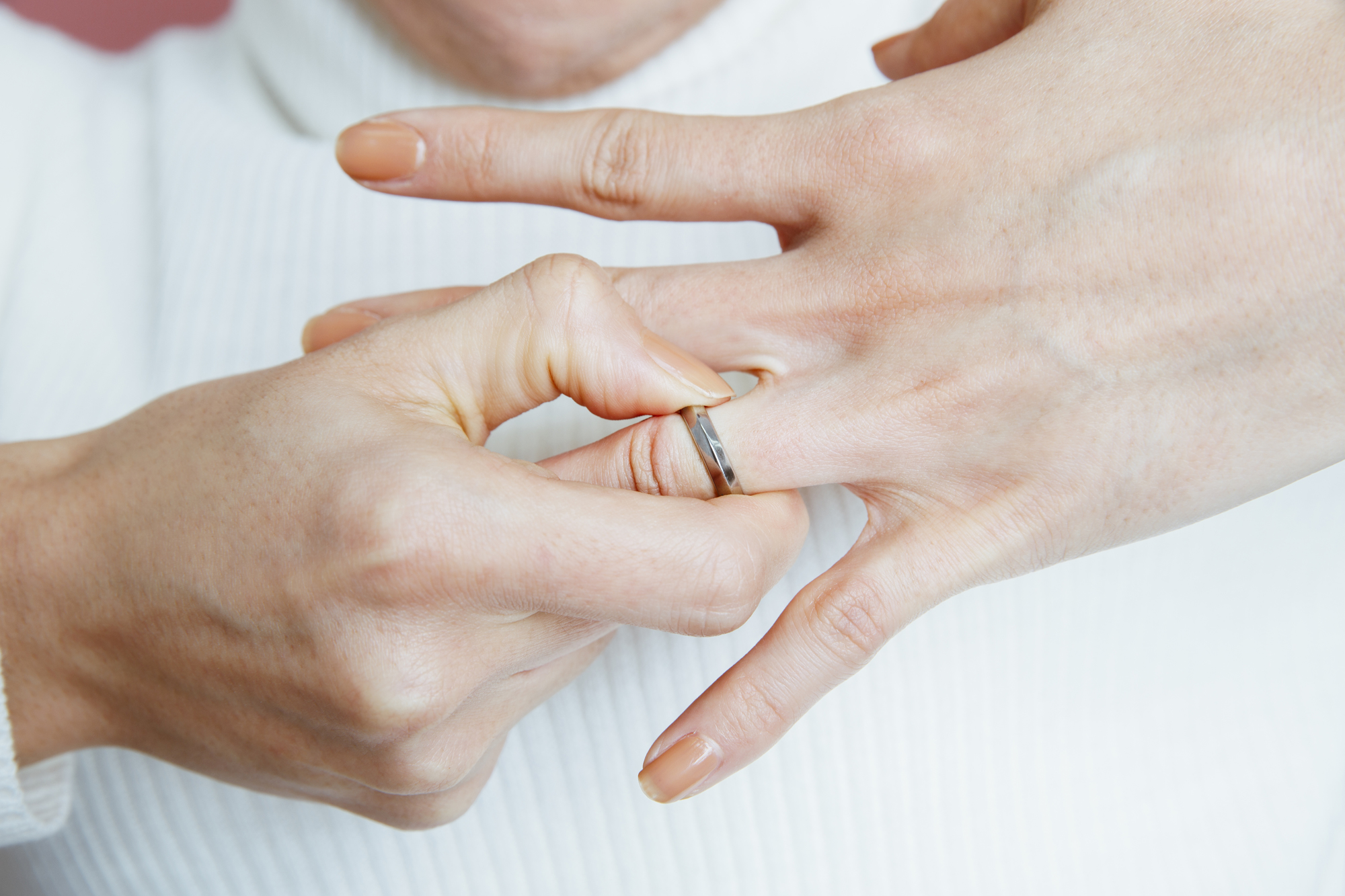 金飾較適合暖色肌、銀色較適合冷色肌，但自己的皮膚到底是屬於暖色還是冷色，建議預約一次個人色彩諮詢會更精準