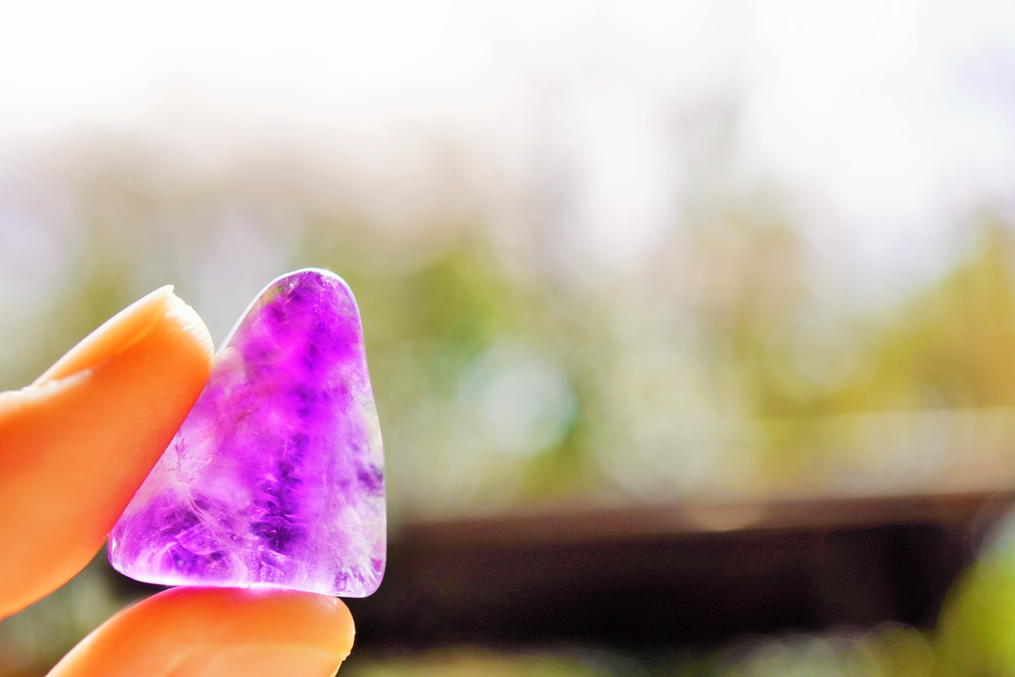 比較常見的水晶祝福像是招財、改善人際關係、保護、舒緩情緒等