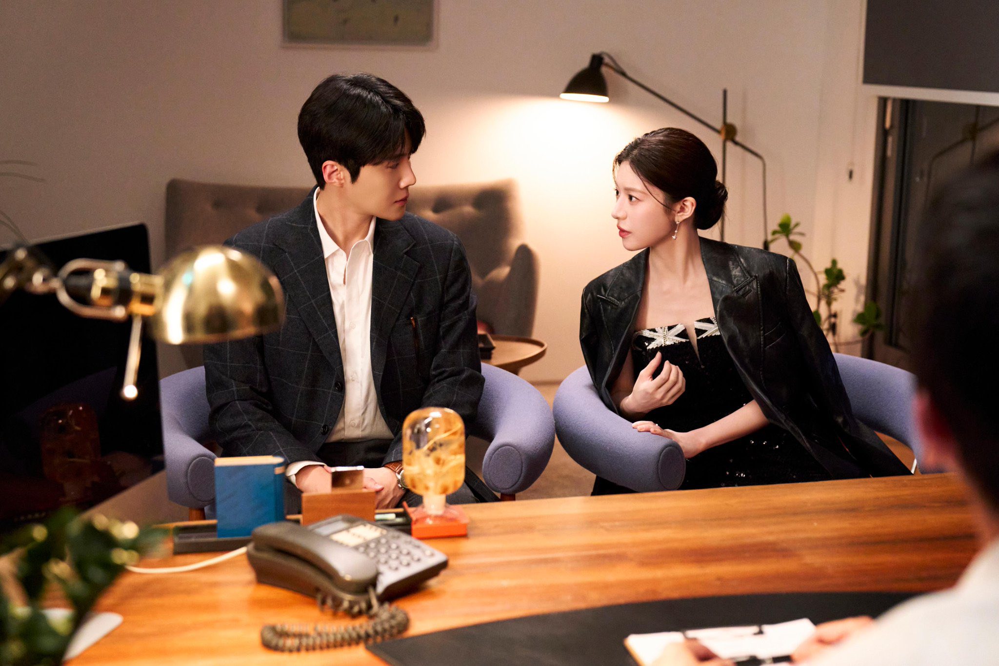 看韓劇學穿搭！《愛情怎麼翻譯》小香風穿對就不顯老