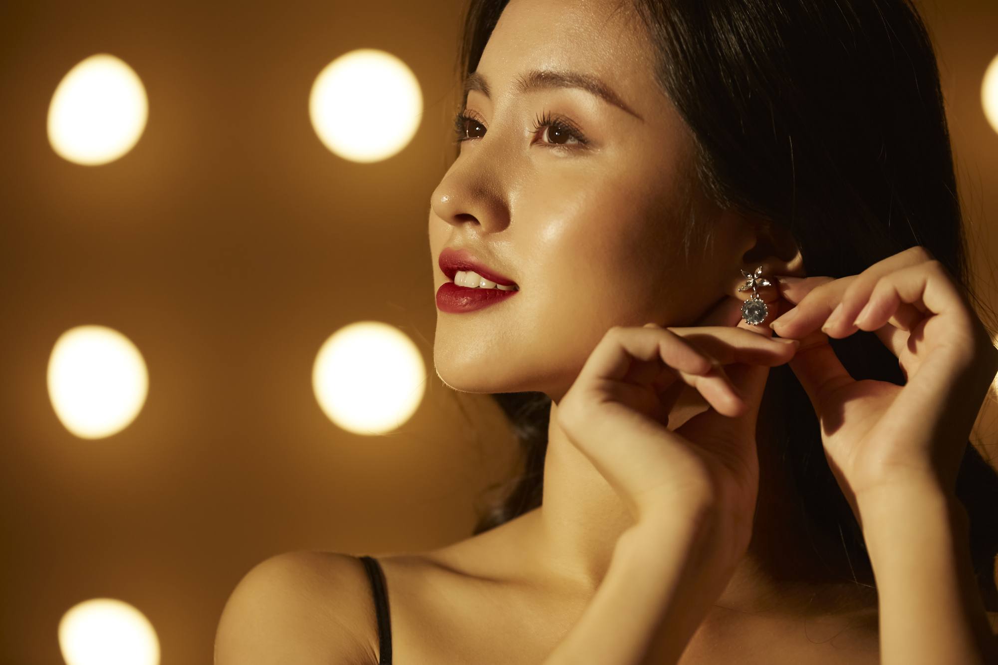 項鍊的墜飾大小與形狀也需要考慮，若選擇與臉型不搭的款式，可能會讓整體造型顯得不夠和諧。