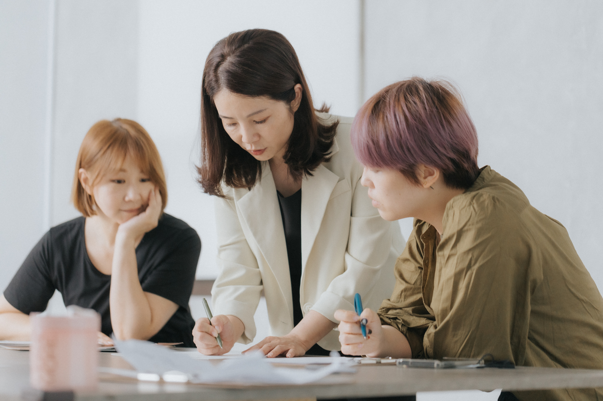 韓系個人色彩會透過較多的儀器和其他輔助工具，在色彩諮詢的過程中幫助大家能更快速了解客戶適合的顏色，因此也可以大幅縮短大家學習個人色彩的時間。