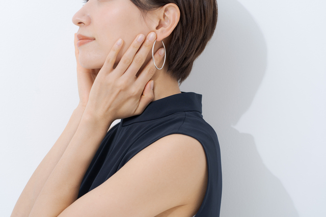 一對設計感十足的耳環，讓它成為整體造型的重點。