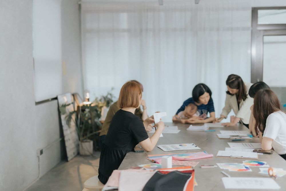 妃美學的個人色彩企業培訓課程，包含大量的互動環節與實際操作練習