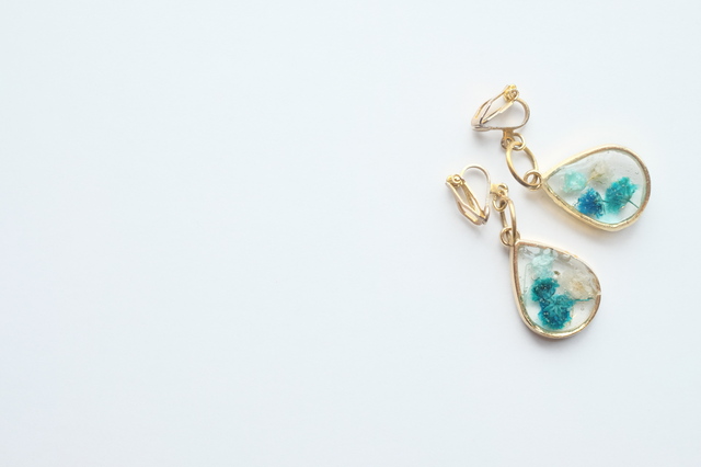 透明材質強勢回歸。像是彩色水晶、不規則切面的壓克力、甚至玻璃珠，這些都有種「像春光灑在身上」的效果。