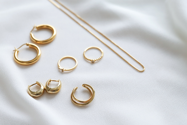 秋季人濃郁溫暖氛圍明顯，適合黃銅、橄欖綠、蜜棕、琥珀這些有深度的暖色系。