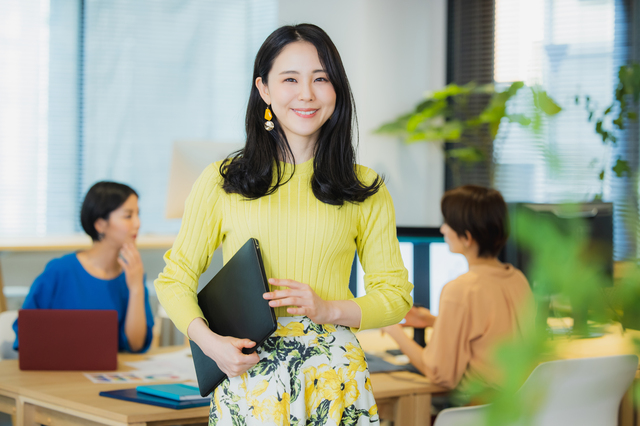 金盞花的黃色，比亮黃色稍微柔和沉穩一點，帶有霧氣感的黃色。
