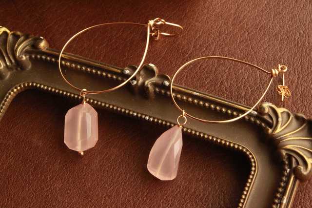 可以從絲巾、耳環、髮飾這類小配件開始，這些靠近臉部的配件，可以讓人更容易看出顏色是否適合自己。