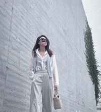 米、藍色透襯衫