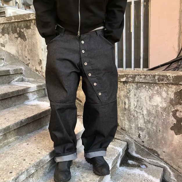 斜排扣結構長褲