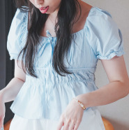 方領綁帶泡泡袖上衣（2色）
