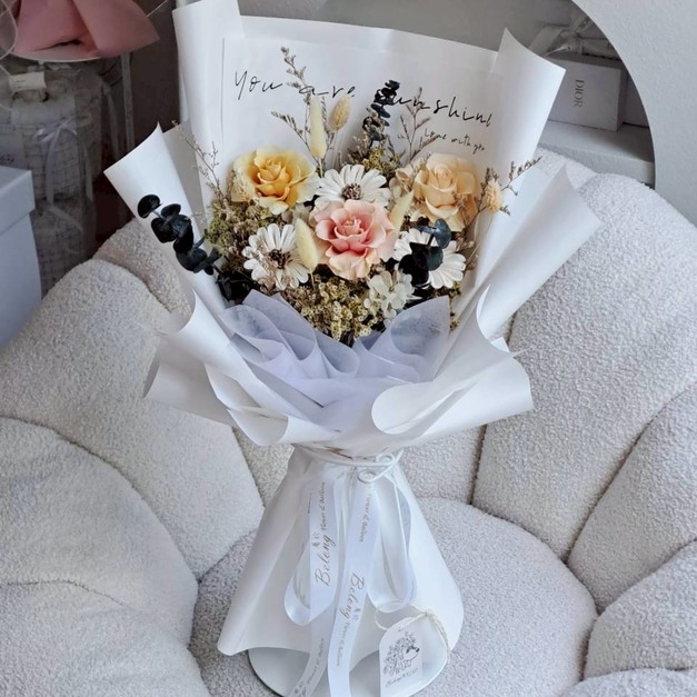 三朵永生玫瑰花束