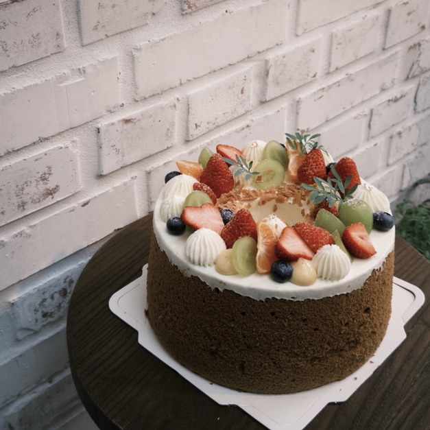 八吋中空裸戚風 (8-10人分享)