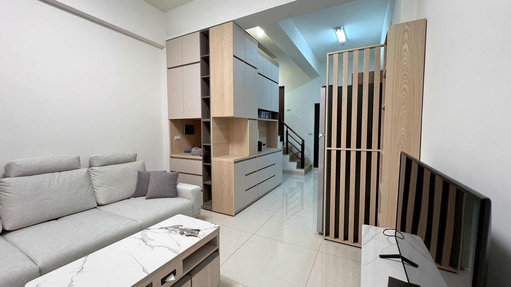 【樓梯下黃金收納術】高雄家具規劃打造機能滿分客廳