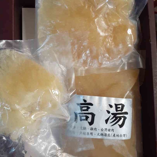 「鮮味蝦年節禮盒系列」~日本頂級養殖魚翅禮盒~兩大片裝每片約500g附阿基師大骨高湯，加白菜下去燉，外面一碗6000，含禮盒