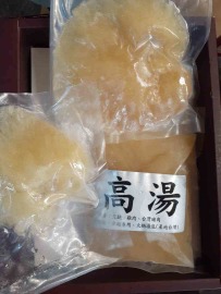 「鮮味蝦年節禮盒系列」~日本頂級養殖魚翅禮盒~兩大片裝每片約500g附阿基師大骨高湯，加白菜下去燉，外面一碗6000，含禮盒