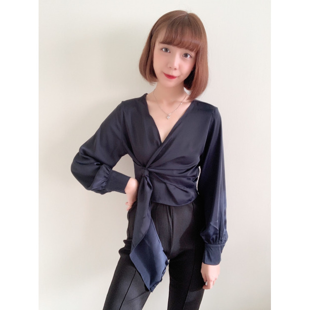 質感小姐姐緞面綁帶上衣