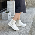 【休閒指標】柔嫩牛皮拼接鬆緊帶切爾西短靴_時尚白_2