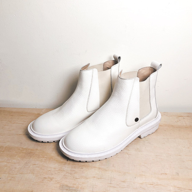 【休閒指標】柔嫩牛皮拼接鬆緊帶切爾西短靴_時尚白(23) FB私訊
