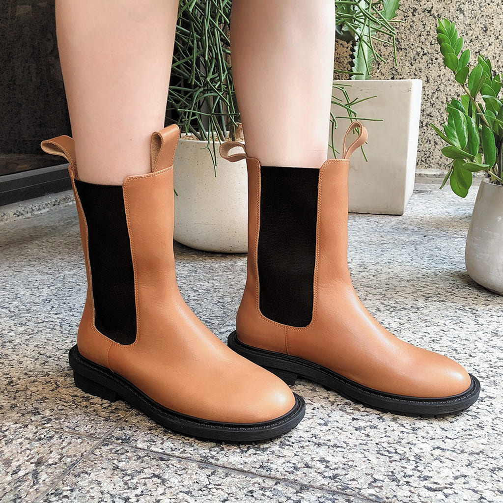 清倉特賣．【率性姿態】柔嫩牛皮拼接鬆緊帶切爾西中筒靴_復古棕(23/23.5)